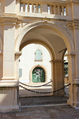 Weißer Panther auf Tür im Arkadenhof des Landhauses in Graz