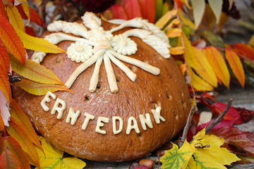 Erntedankbrot im Laub