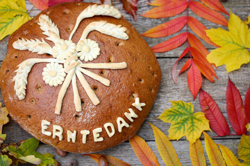 Erntedankbrot auf einem Laubhintergrund