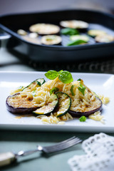 Kritharaki mit gegrillter Aubergine und Zucchini
