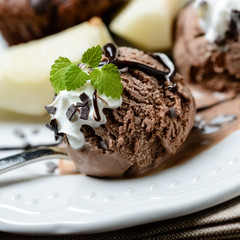 Sojaeis mit Muffin und Birnenspalten