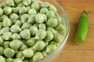 green peas in a glass dish