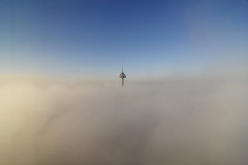 Fernsehturm ragt aus den Wolken, Köln