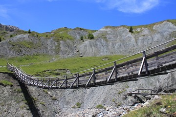 Fototapeta na wymiar Hängebrücke in den Alpen