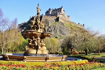 Obraz premium 花と噴水とエジンバラ城