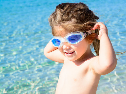 Acqua Del Costume Da Bagno Della Ragazza Del Bambino Immagine Stock -  Immagine di nuotata, biondo: 39928533