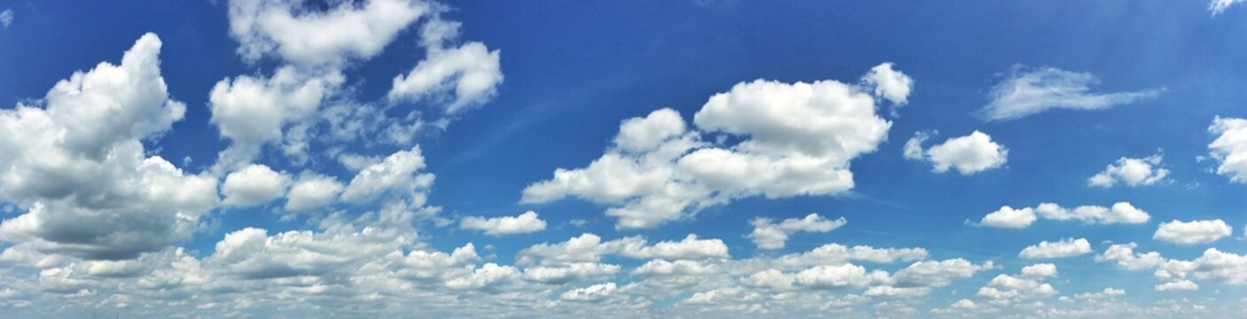blauer Himmel und weiße Wolken