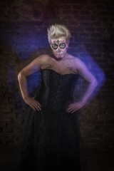 Sugar Skull, Frau in in einem Kellergewölbe