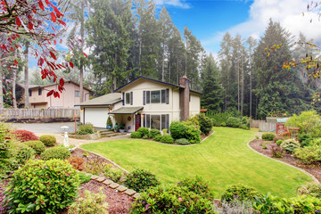 House exterior with curb appeal