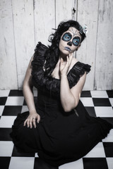 Sugar Skull mit Haarschmuck auf Hintergrund