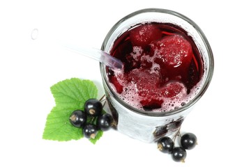 Ice Slush aus Johannisbeersaft im Glas isoliert auf weißem Hintergrund