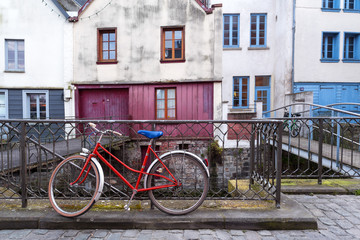 Fototapeta na wymiar Vélo Vintage dans le Quartier Saint-Leu à Amiens