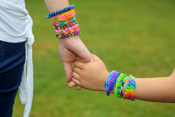 maman en enfant se tenant la main  (loom bands) 1