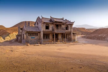 Fotobehang Zhangye Danxia Kleurrijke berg in Danxia Landform met oud huis