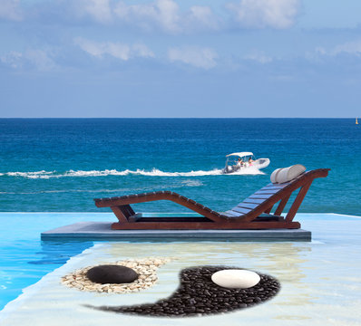 piscine zen à débordement au bord de l'océan
