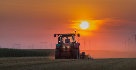 Obraz premium tractor plowing