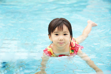 プールで遊ぶ笑顔の女の子