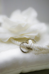 結婚指輪とピロー