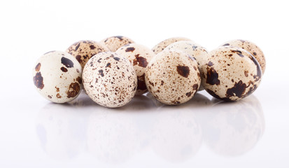 Obraz premium The heap of quail eggs isolated