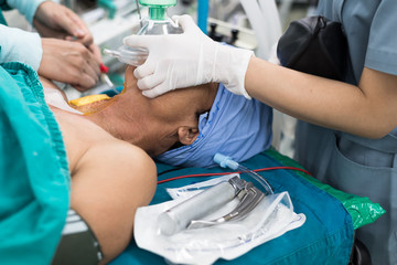 pre oxygenation chin up position with holding oxygen mask ready