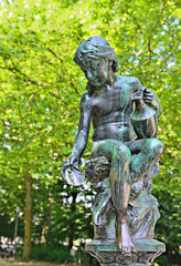 Fototapeta na wymiar Statue of 19 century in city parc in Brussels