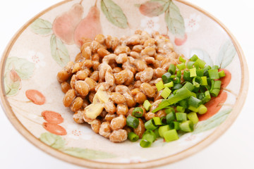 小皿に入れた納豆
