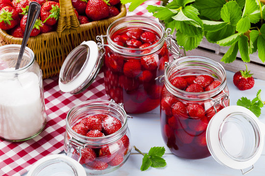 Homemade preserves, prepare compote of strawberries.