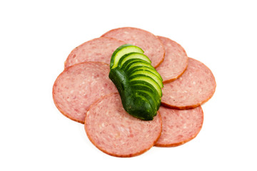 Frische Salami mit Gurkenfächer