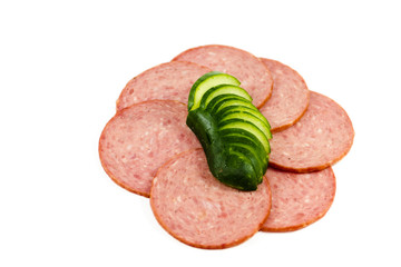 Frische Salami mit Gurkenfächer