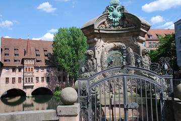 Fototapeta premium Nürnberg Heilig-Geist-Spital Pegnitz Museumsbrücke