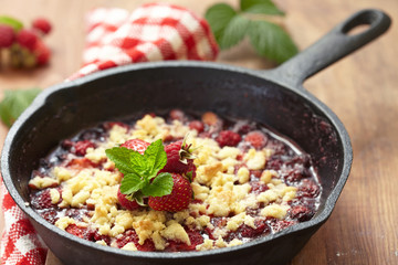 Berry crumble with strawberry and raspberry