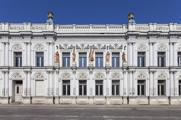 Fototapeta premium Palace of spectacular carvings and sculptures of women