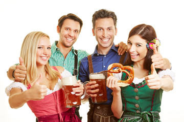Gruppe von Freunden hält Daumen hoch