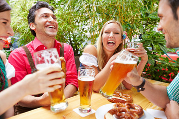 Freunde haben Spaß im Biergarten in Bayern
