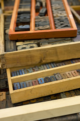 Schubladen voller Holzbuchstaben