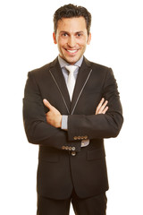 Lächelnder Geschäftsmann mit verschränkten Armen