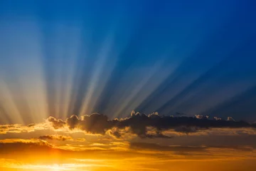 Photo sur Plexiglas Mer / coucher de soleil Rays of light over blue sky