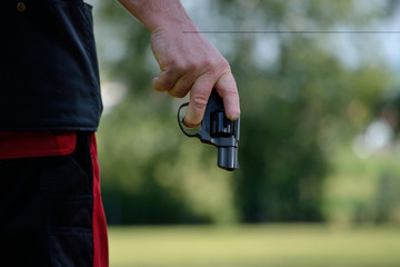 Person mit einem Revolver