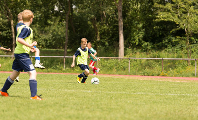 Kind spielt Fußball