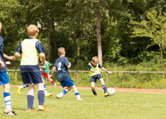 Kinder beim Fußballspielen