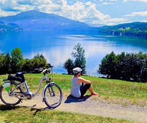 Fototapeta premium biking around the lake 02