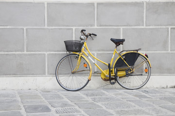 Fototapeta na wymiar Yellow bike against the wall