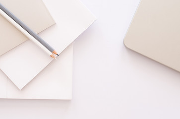 weißer und grauer Stift vor freiem Hintergrund