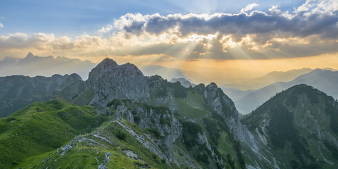Sonnenuntergang in den Bergen