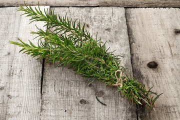 rosmarino mazzetto su legno vecchio