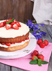 Delicious biscuit cake with strawberries