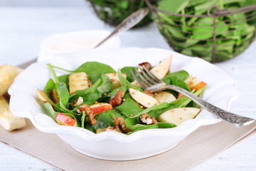 Green salad with spinach, apples, walnuts and cheese