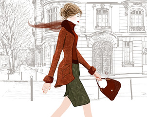 Jeune femme marchant dans une rue de Paris