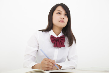 ノートをとる高校生