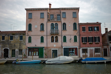 Obraz na płótnie Canvas The streets of Venice before the night.